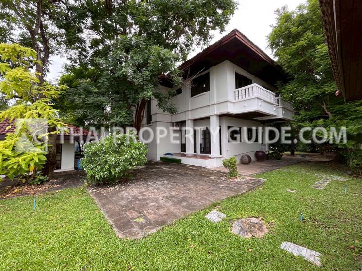 House with Shared Pool in Bangnatrad 